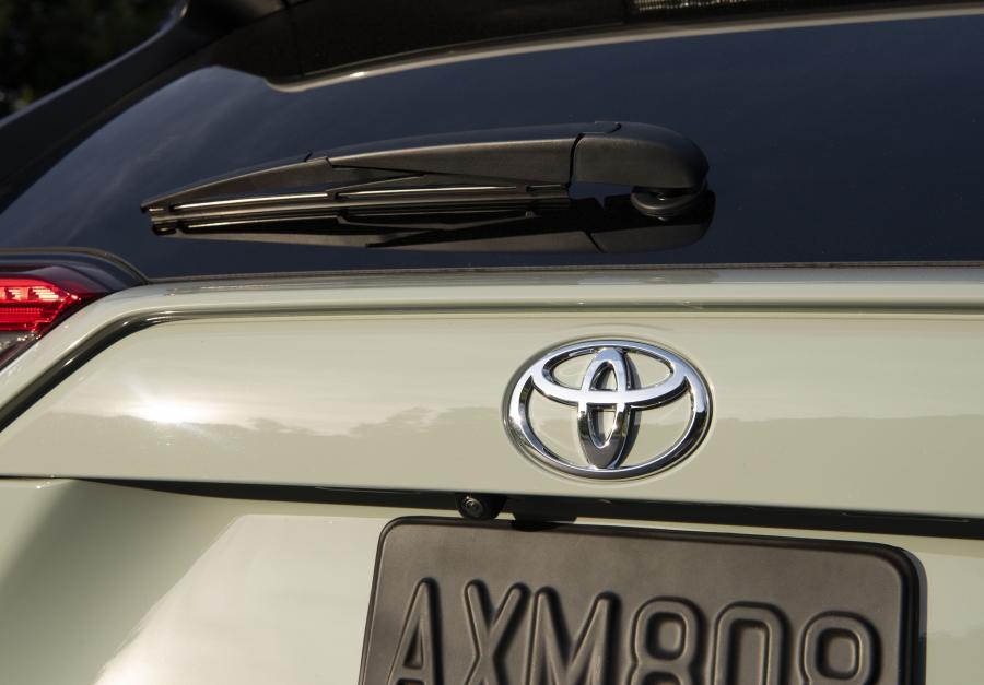 Логотип Toyota RAV4 Adventure 2018 года  (NA) (фото 74 из 196)